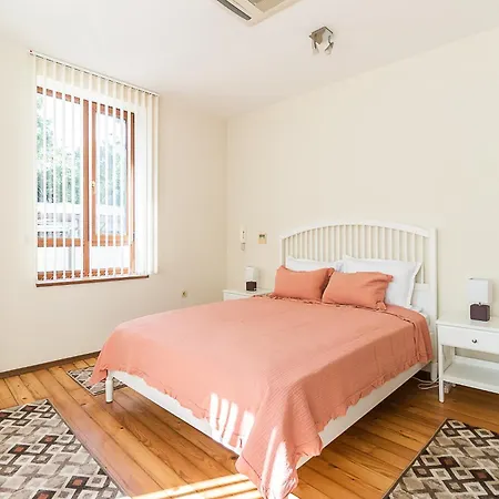 Апартаменты South San Stefano With 3 Bedroom, Garden And Free Garage Варна