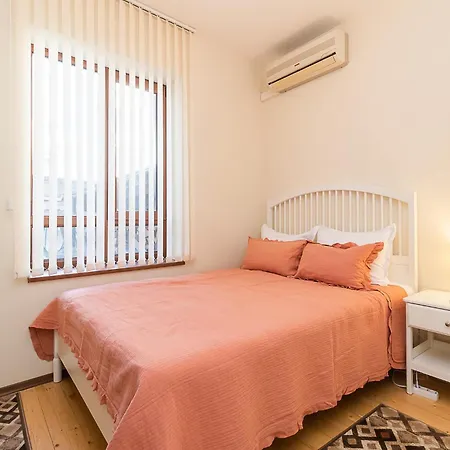 Апартаменты South San Stefano With 3 Bedroom, Garden And Free Garage Варна